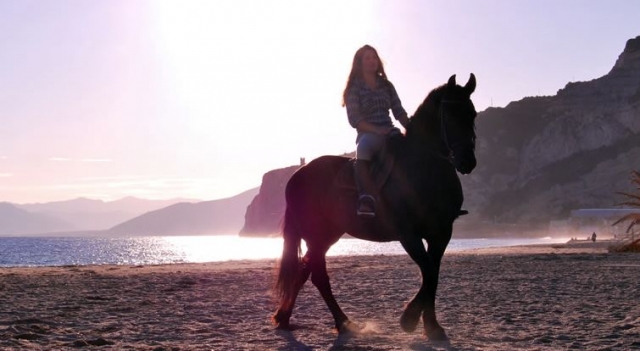  Pbaños a caballo por la playa
